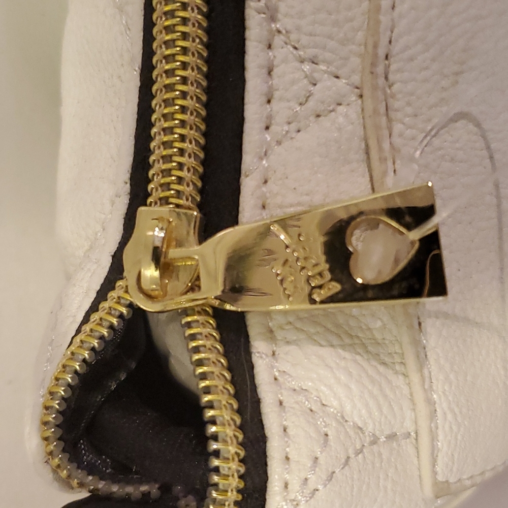Betsey Johnson White Quilted Heart Crossbody Purse - Picture 4 of 9